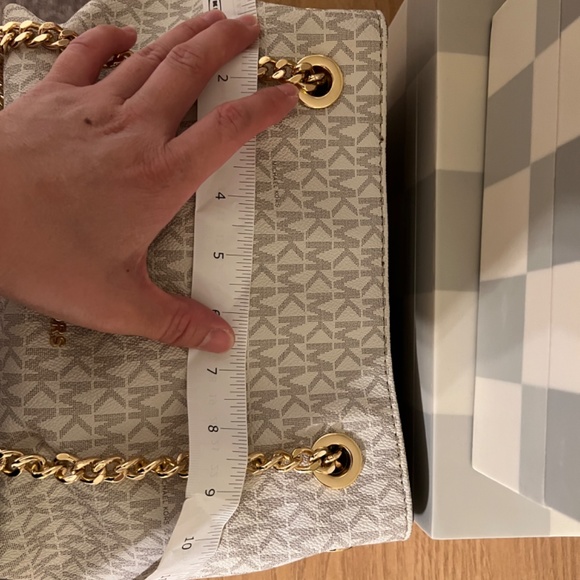 Michael kors small gold chain handbag - Picture 8 of 9